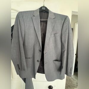 Jos. A. Bank Men's Gray Suit - 40S Jacket and 34/30 Pants